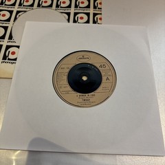 Twiggy – A Woman in Love – Vinyl Record 7″ Single – 1977 Phonogram
